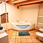 New Luxury Jacuzzi - 100sqm Historic Center - 50m From Parking Apartment *