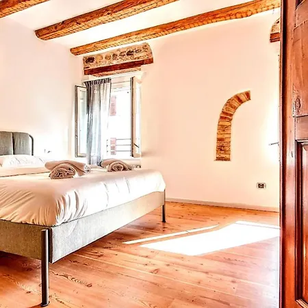 New Luxury Jacuzzi - 100sqm Historic Center - 50m From Parking Trient