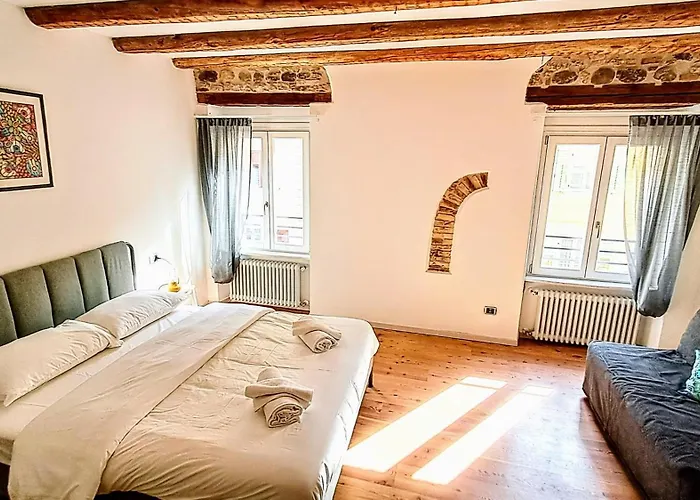 New Luxury Jacuzzi - 100sqm Historic Center - 50m From Parking