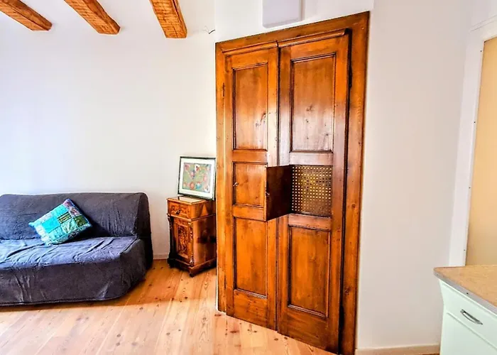 New Luxury Jacuzzi - 100sqm Historic Center - 50m From Parking Trient